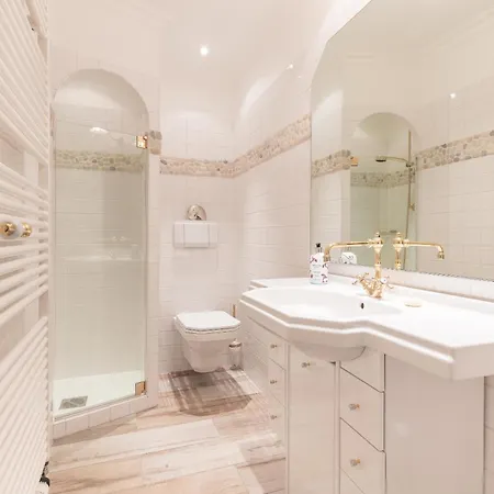 Lueuev Hooge Apartment *